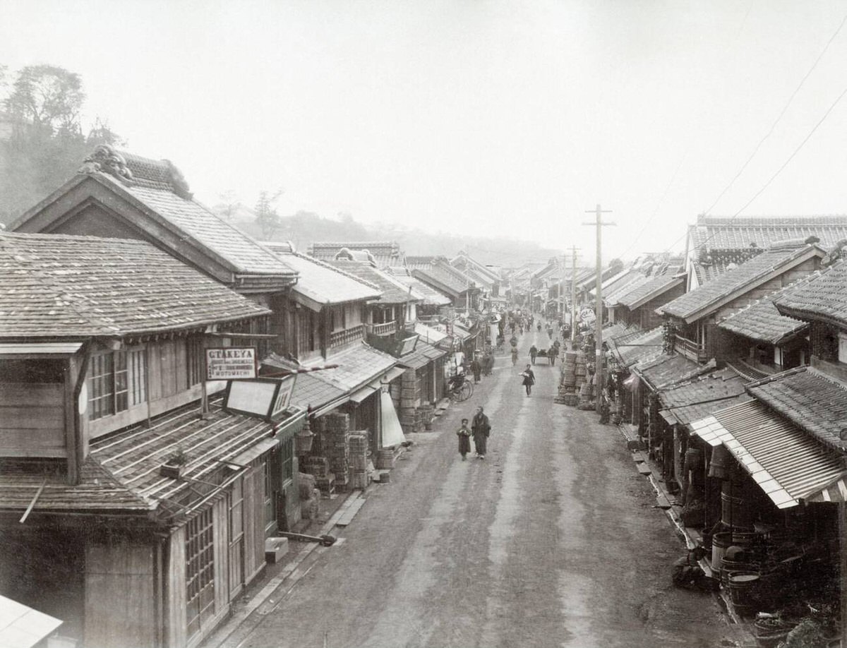 Street view of Honmura Dori in Yokohama, 1890