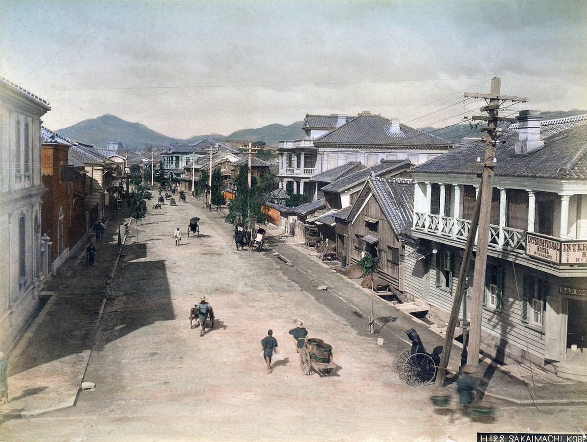 Rickshaw puller and vendors on Sakaemachi in Kobe, 1890s