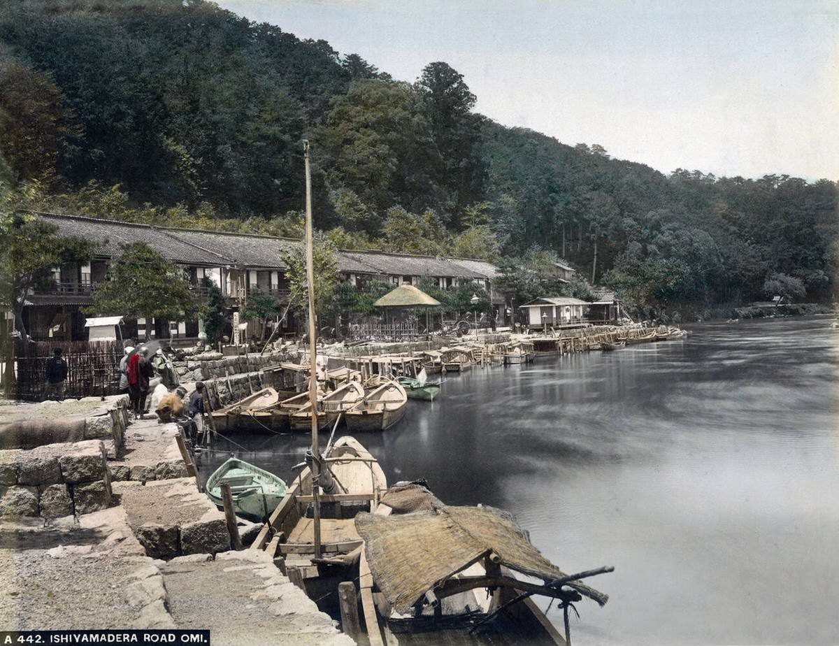 Boats and houses along Ishiyamadera Road in Otsu, 1890s