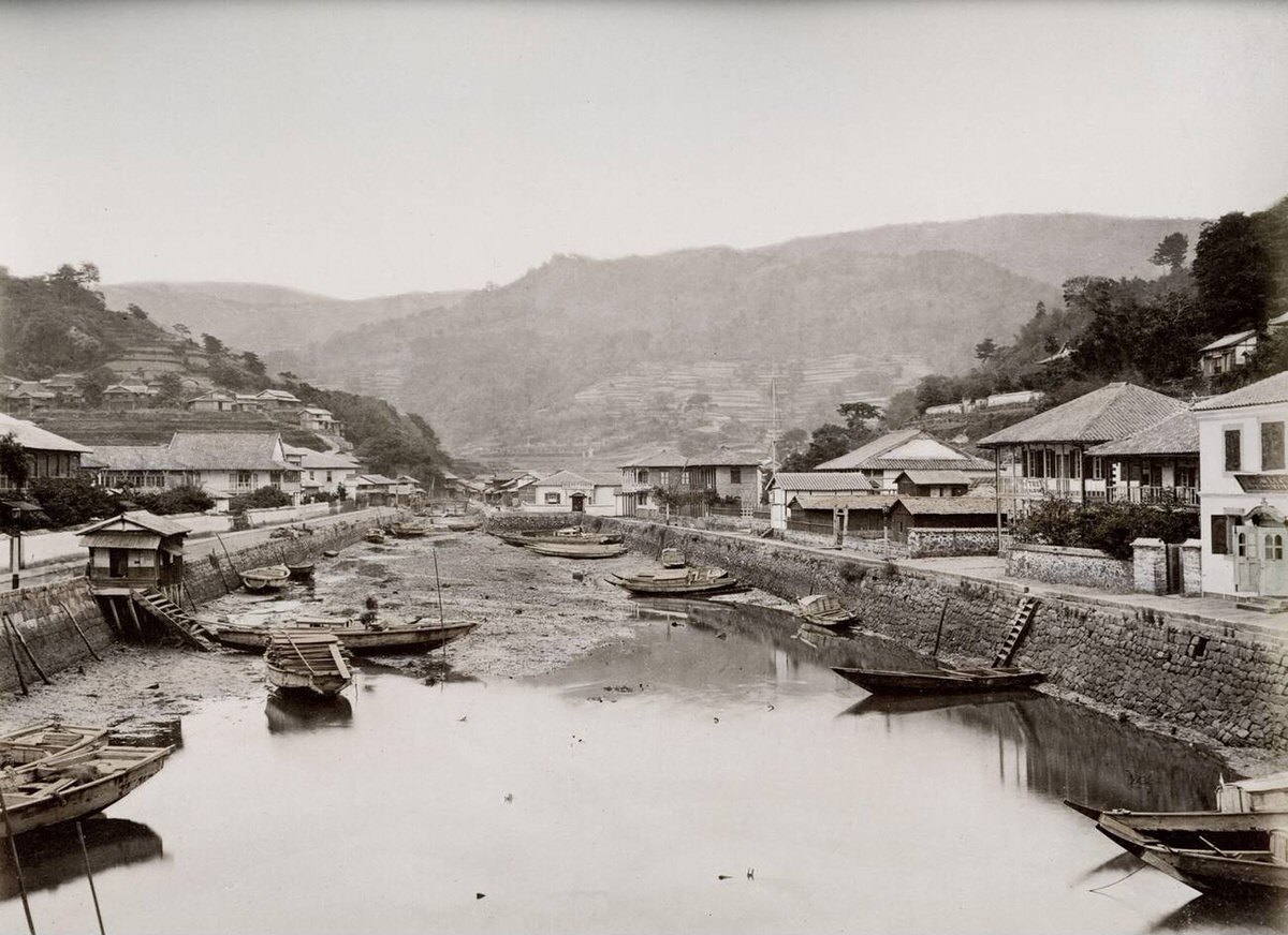 Boats in Oura Creek at low tide, 1890
