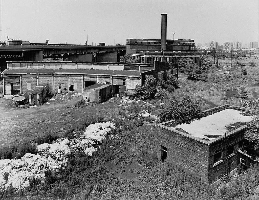 Abandoned Jersey Central Railroad engine terminal in Jersey City, 1979
