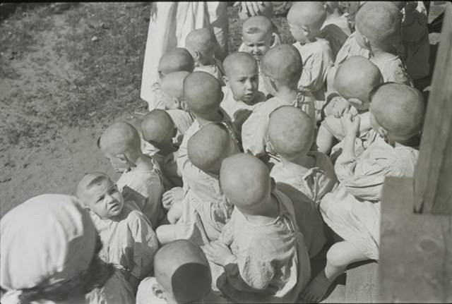 Children with shaved heads at the Cemach Szabad Colony for Frail Children near Wilno, 1930s.