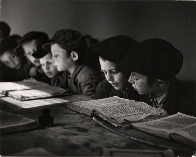 Students sharing books in heder, Brod, 1930s.