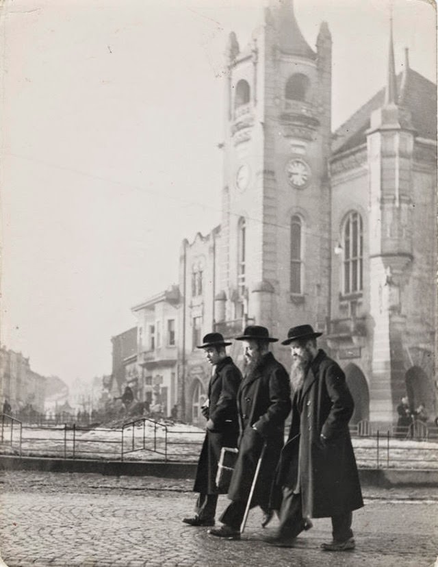 Travelling salesmen returning home for the Sabbath, Mukacevo, 1930s.