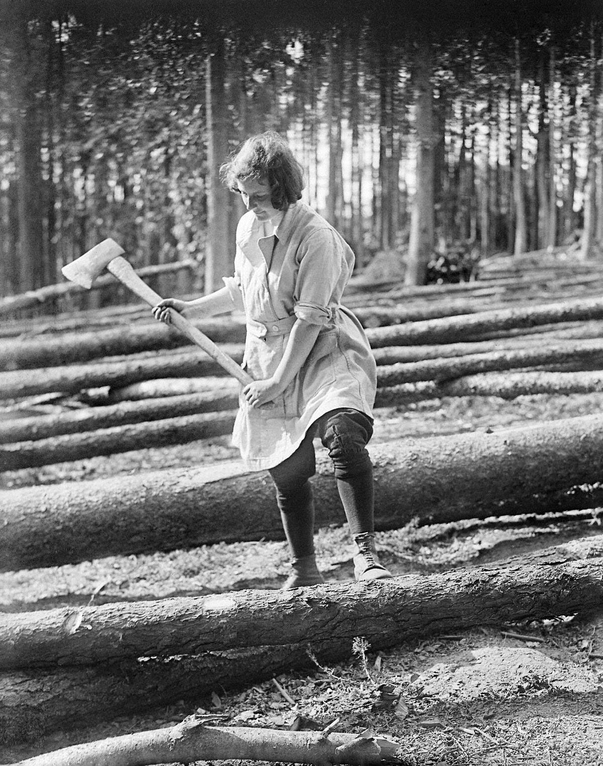 Vintage Photos of Land Girls During World War II: The Women Who Kept Britain Growing