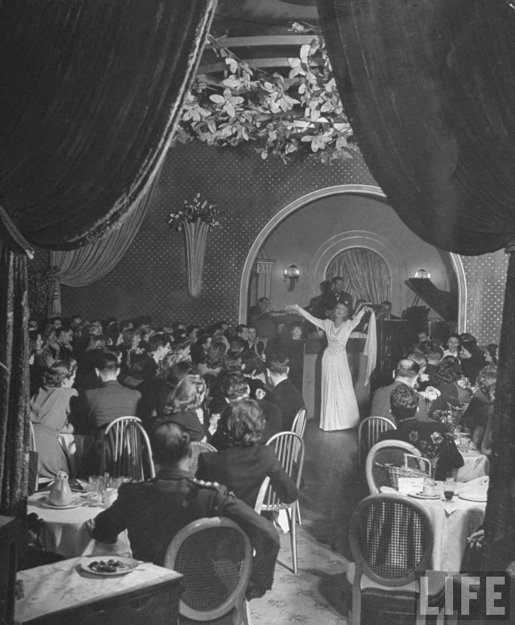 Inga Andersen singing at the Bagatelle Restaurant off Berkeley Street, 1940s