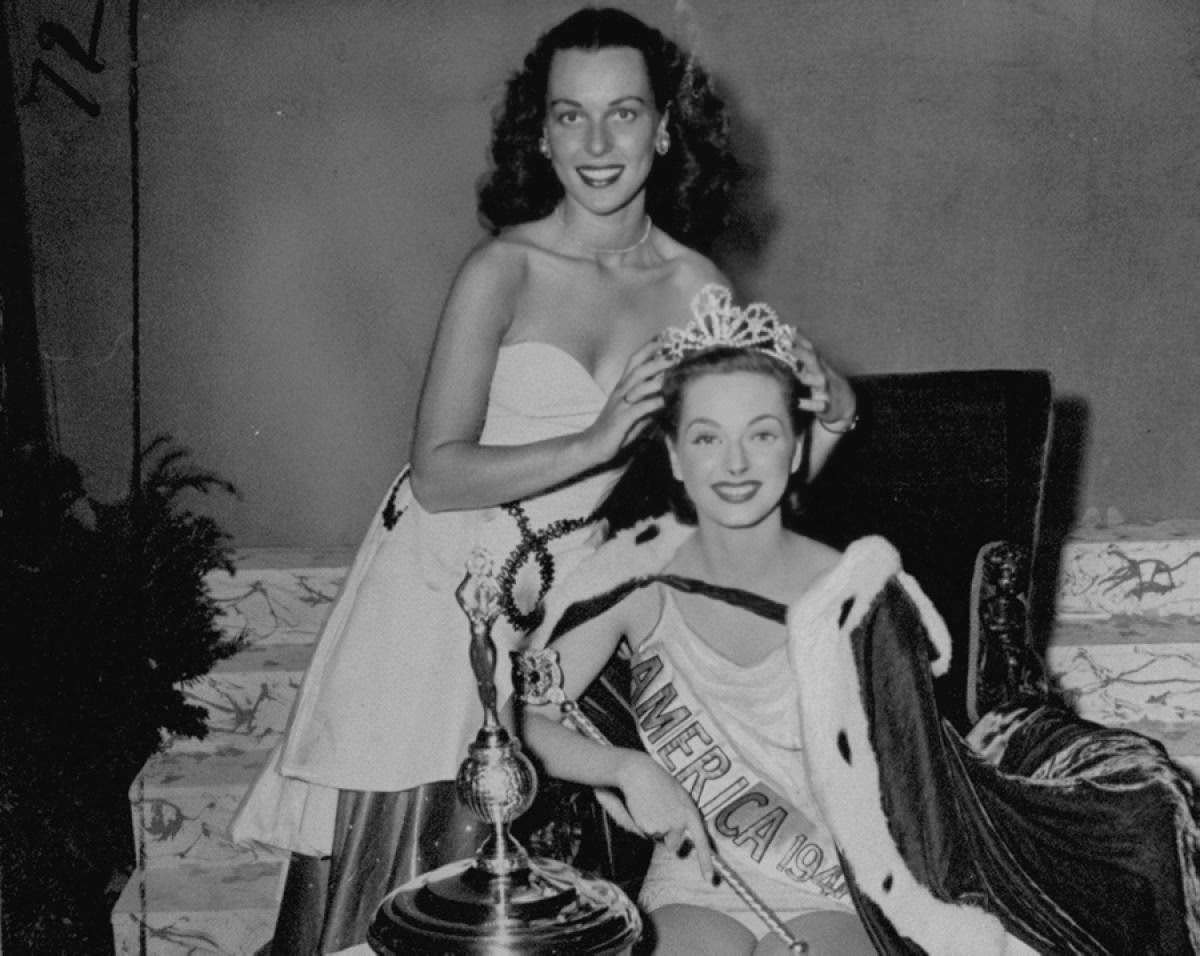 Bess Myerson crowning Marilyn Buferd Miss America, 1946