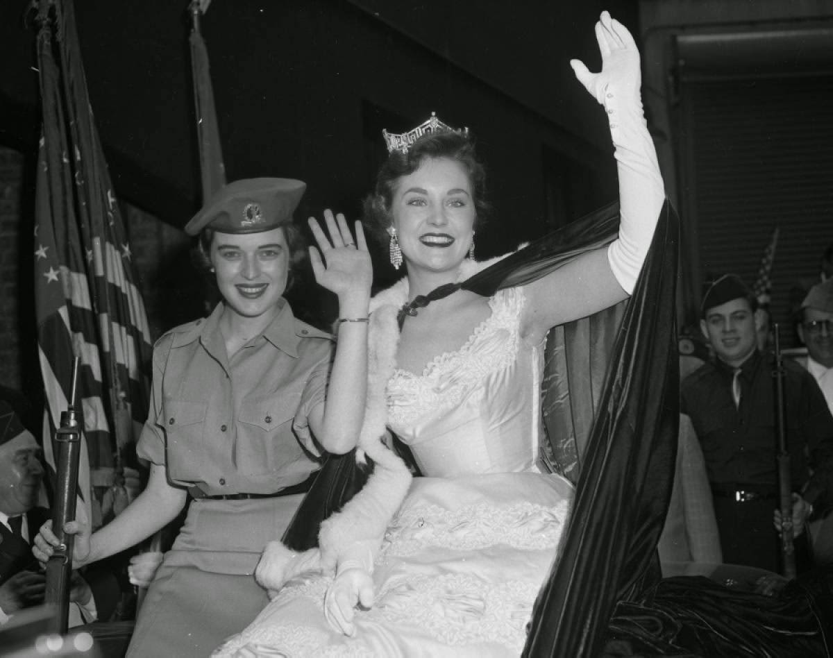 Sharon Kay Ritchie waving to fans at the Salute to Israel rally at Yankee Stadium, 1956