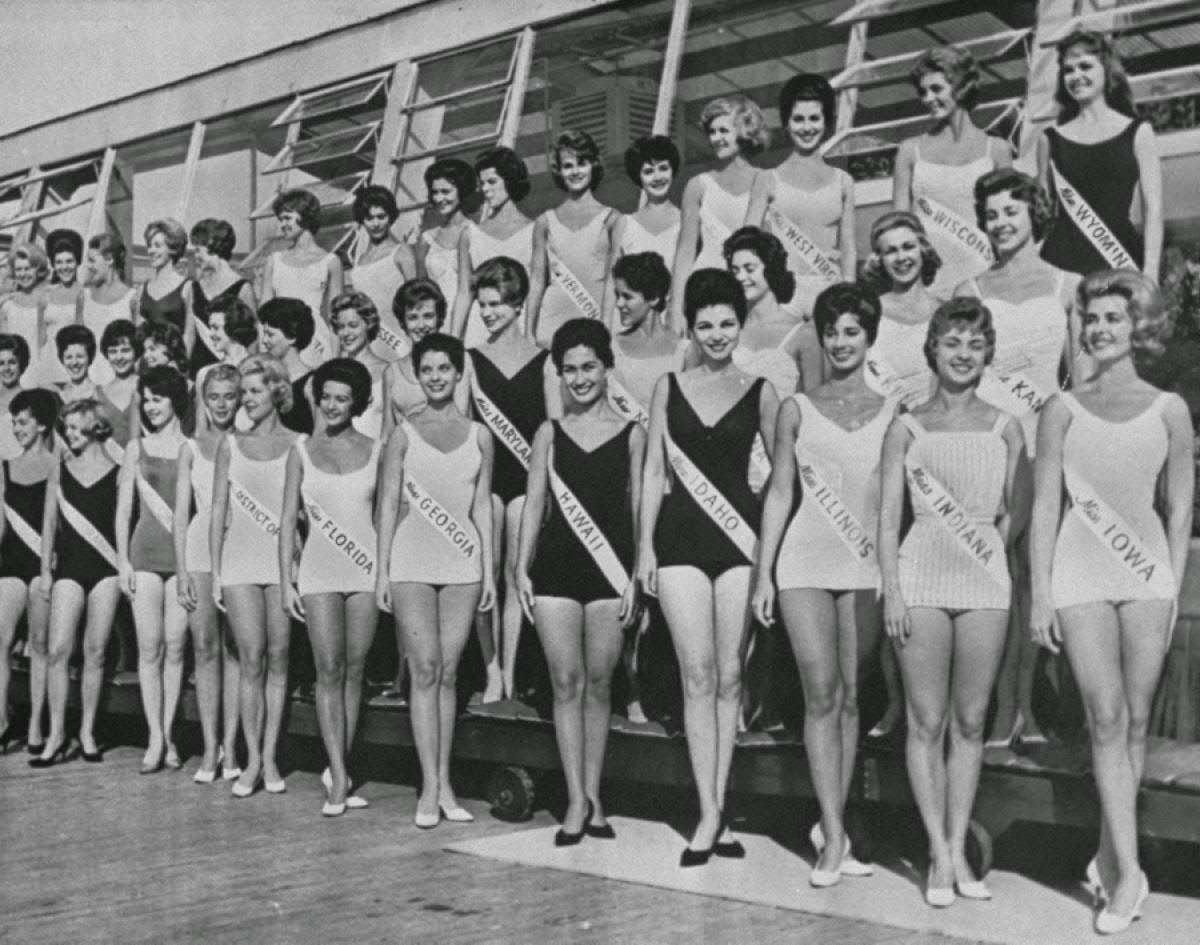 Jacquelyn Mayer and other Miss America contestants, 1962