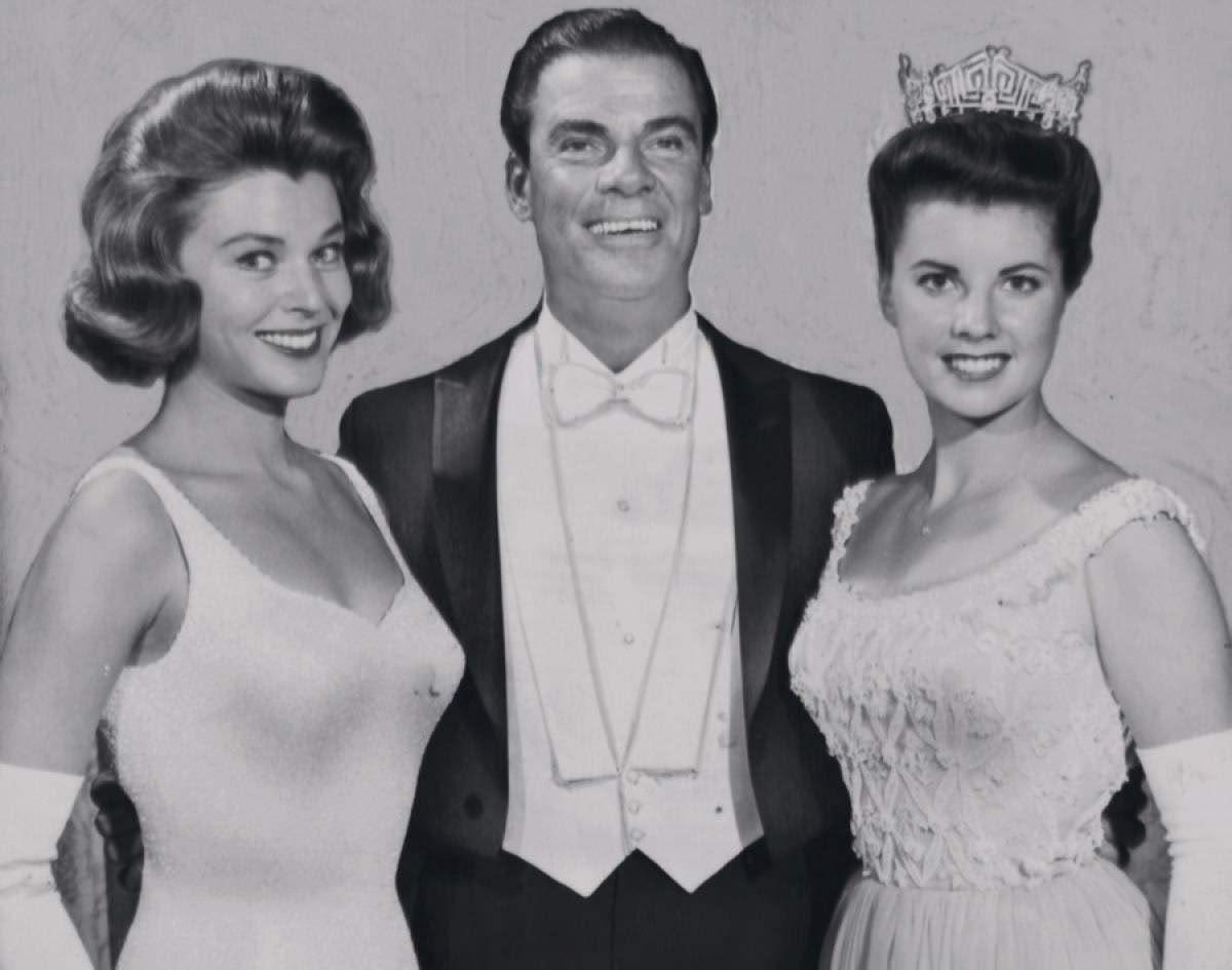 Bert Parks with Marilyn Van Derbur and Jacquelyn Mayer, 1950s
