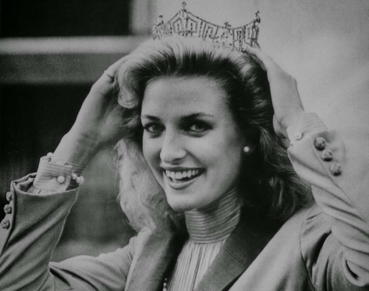 Sharlene Wells crowned Miss America, 1985