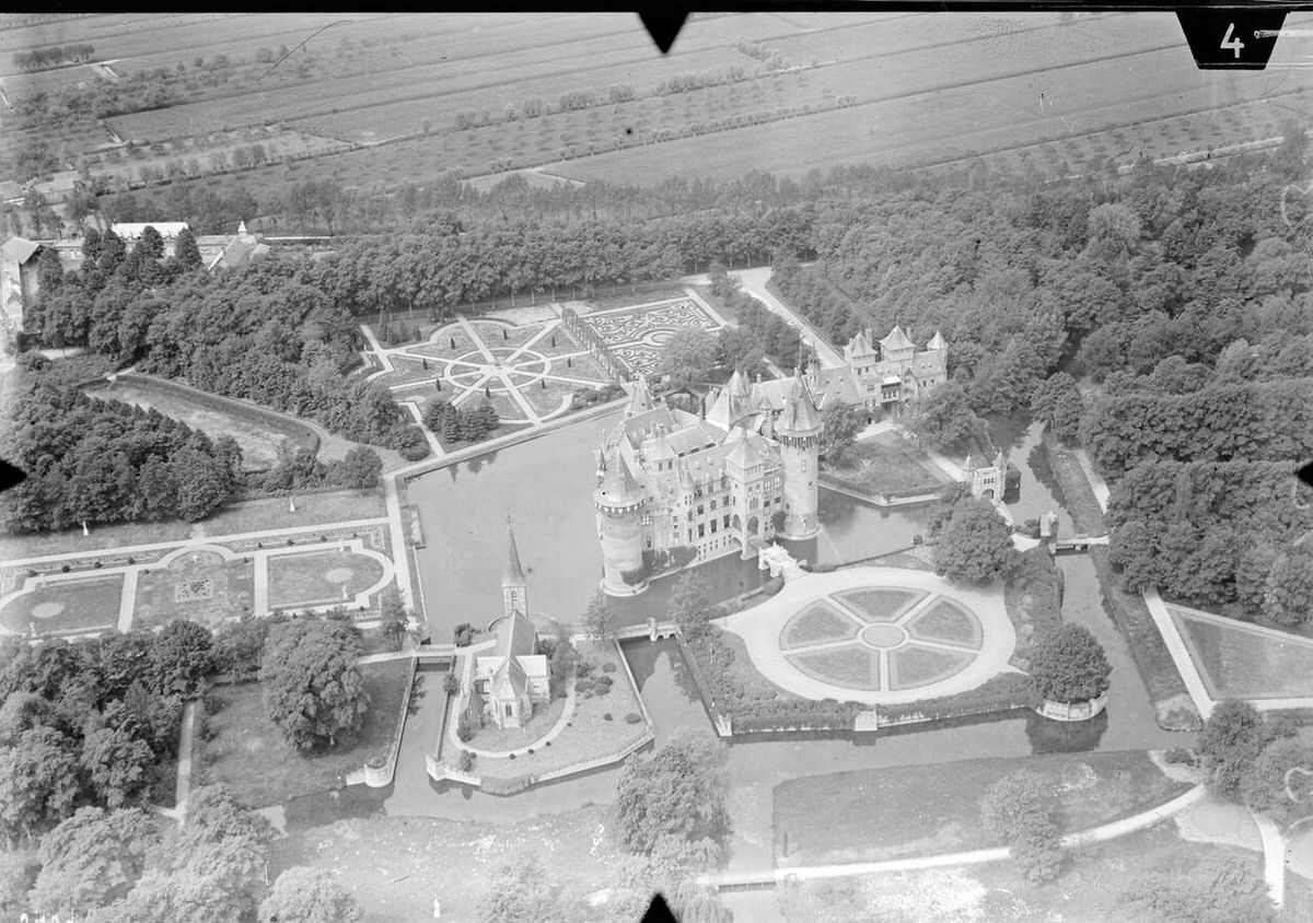 Aerial view of Haarzuilens, 1920s-1940s.