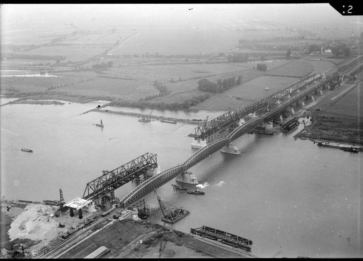Aerial view of Zaltbommel, 1920s-1940s.