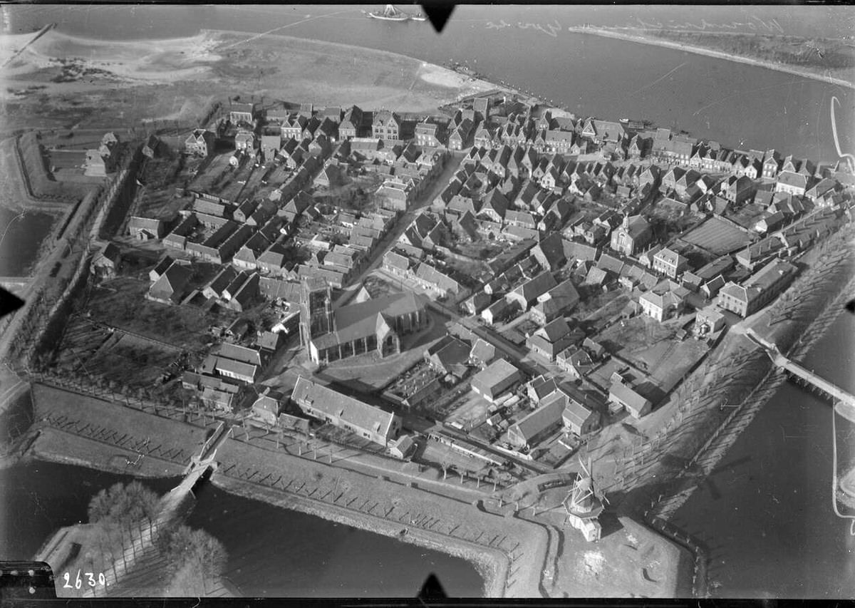 Aerial view of Woudrichem, 1920s-1940s.