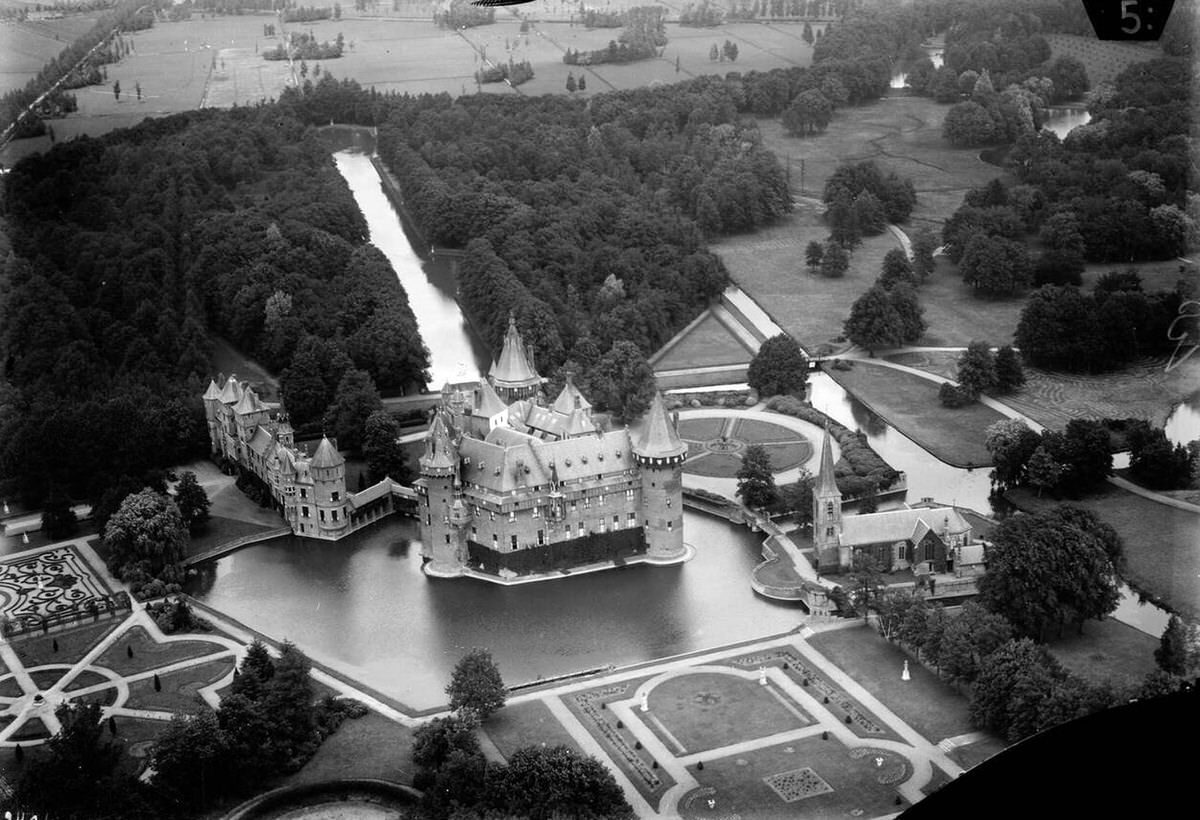 Aerial view of Haarzuilens, 1920s-1940s.