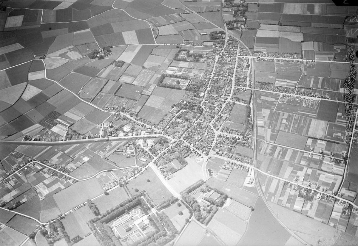 Aerial view of Uithuizen, 1920s-1940s.