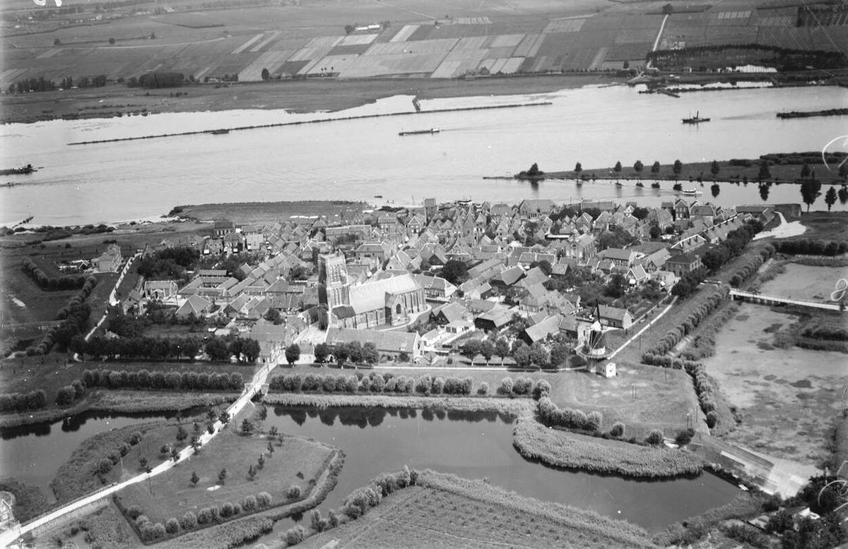 Aerial view of Woudrichem, 1920s-1940s.