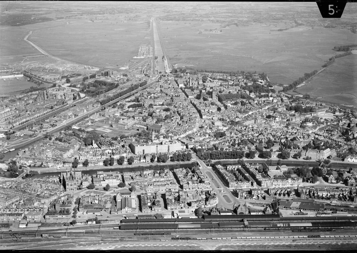Aerial view of 's-Hertogenbosch, 1920s-1940s.