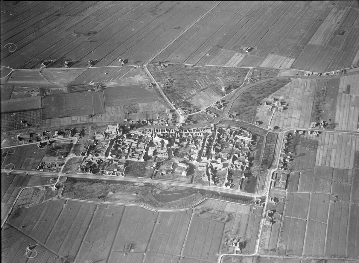 Aerial view of Montfoort, 1920s-1940s.