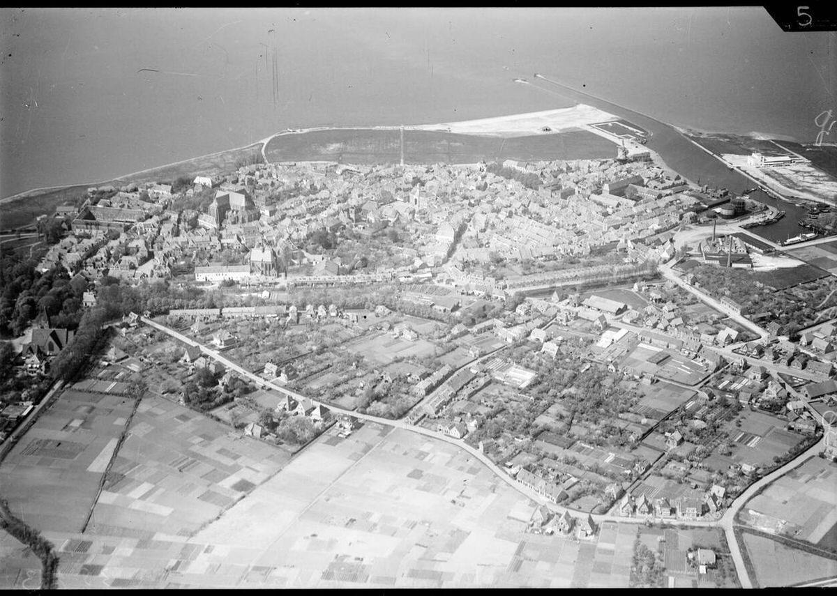 Aerial view of Harderwijk, 1920s-1940s.