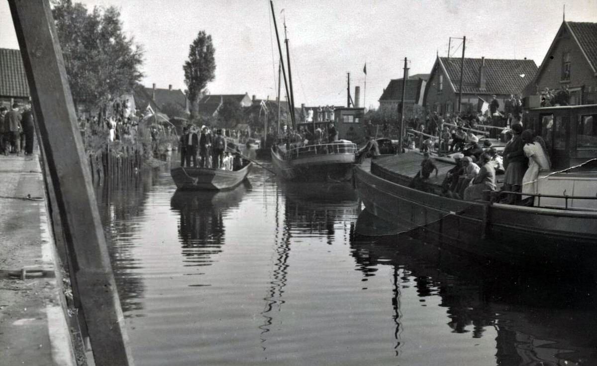 Boat parade in the harbor of Spijkenisse during Koninginnedag, 1932