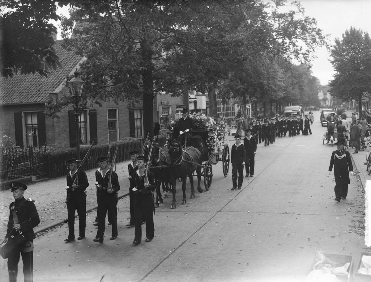 Funeral of student pilot Nicolai in Hilversum, 1930s