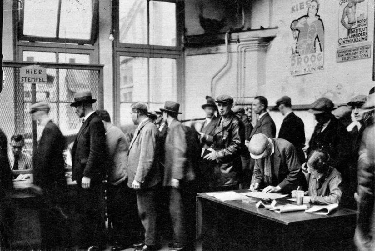 Unemployed people in a stamp room during the economic crisis in Amsterdam-Noord, 1933