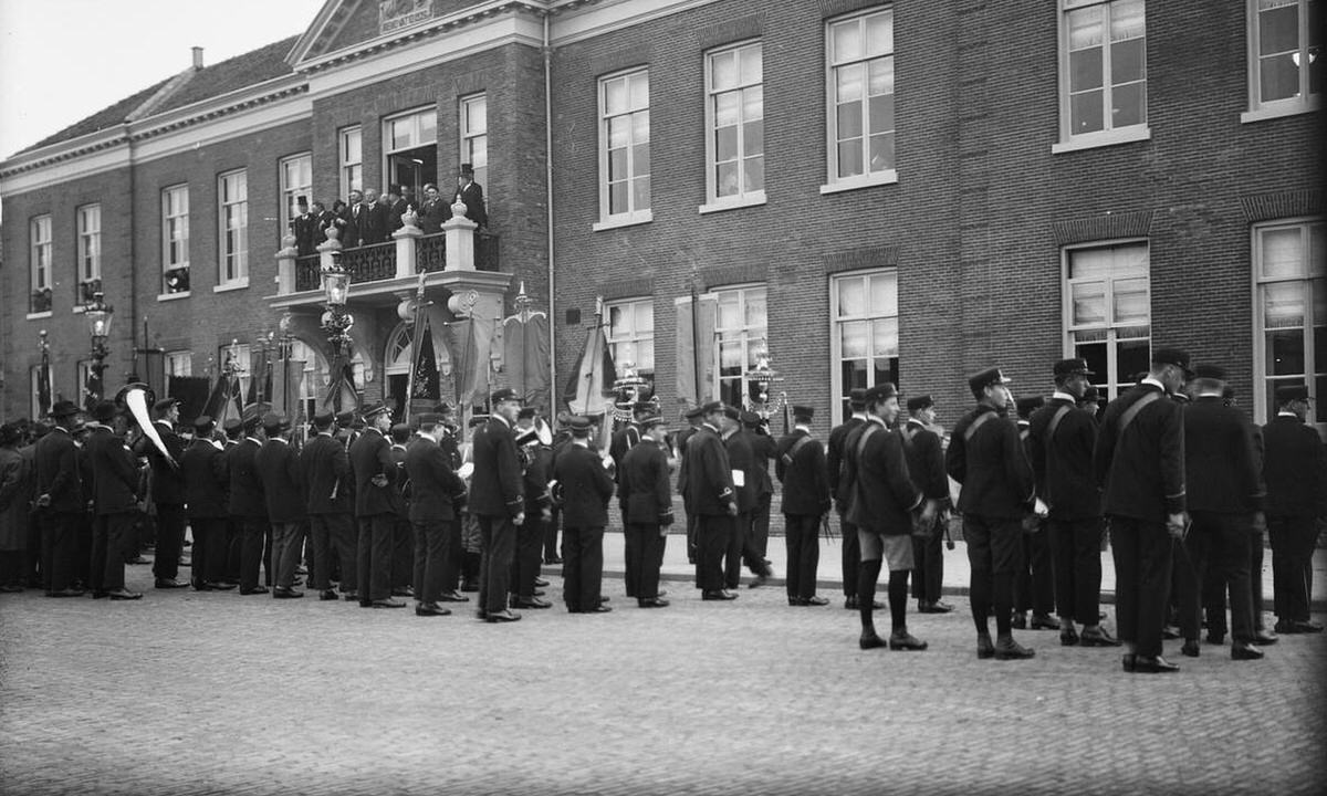 Soli Deo Gloria music association performing at the town hall in Den Helder, 1932