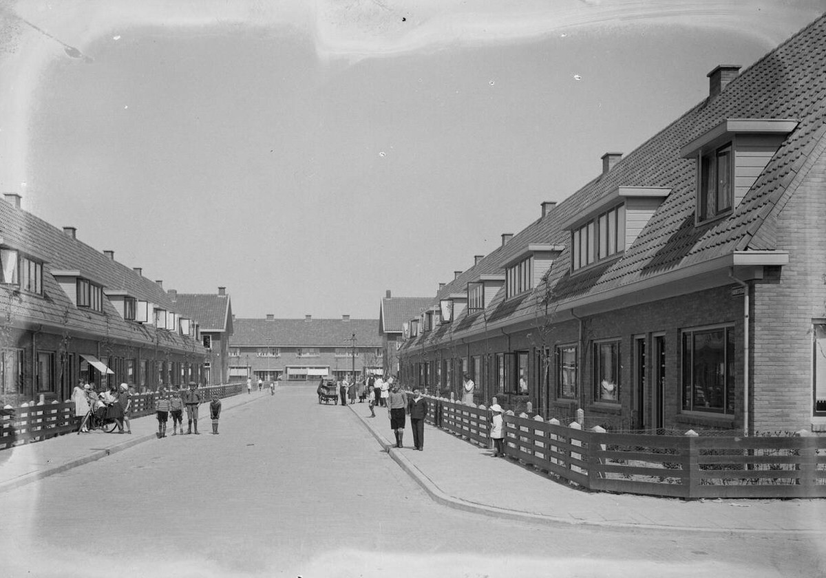 Children playing on Havikstraat in the Vogelwijk housing development, 1935