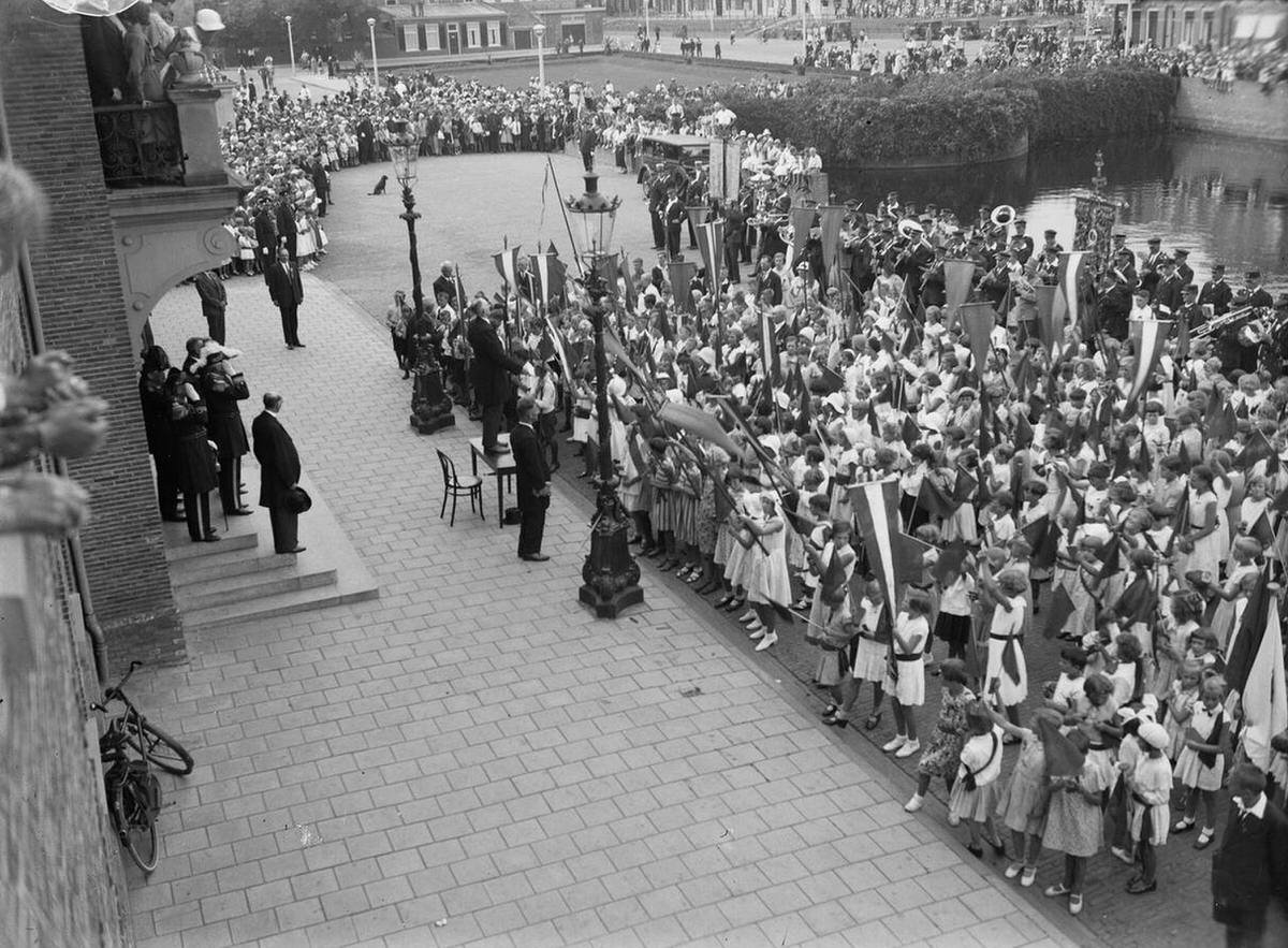 Children's choir and music corps performing for Koninginnedag at the town hall in Den Helder, 1933