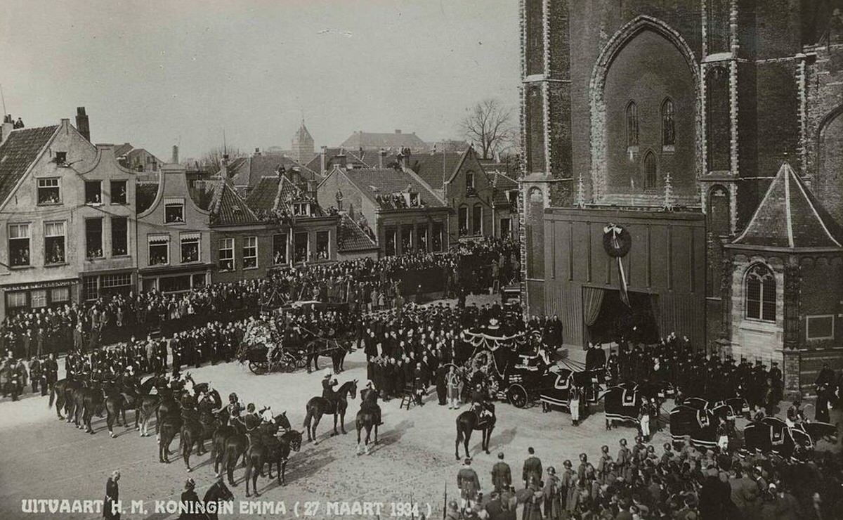 Funeral procession of Queen Emma arriving at the Nieuwe Kerk in Delft, 1934