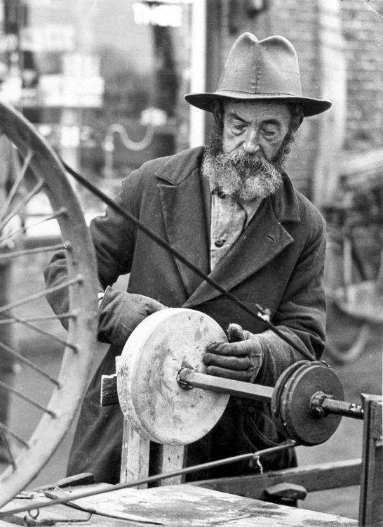 Scissors-grinder. 1931.