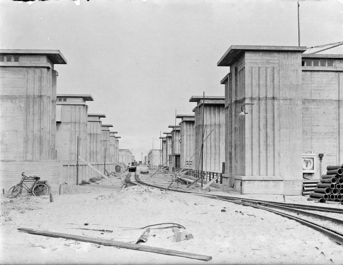 Stevin locks under construction in Den Oever, 1930