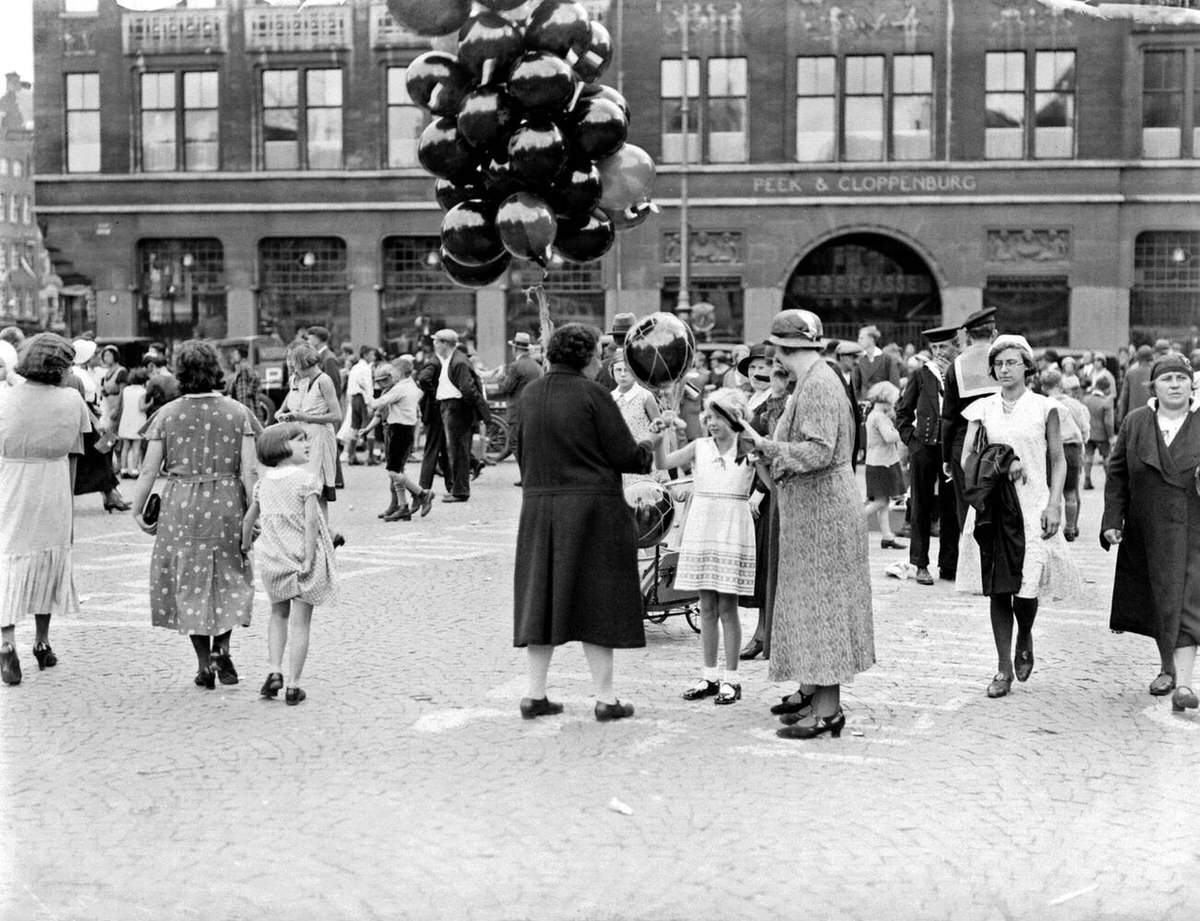 Women with balloons on Dam Square, 1932
