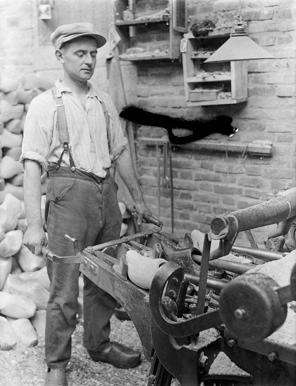 Mechanical drilling of clogs at the Van der Velde workshop in Best, 1932