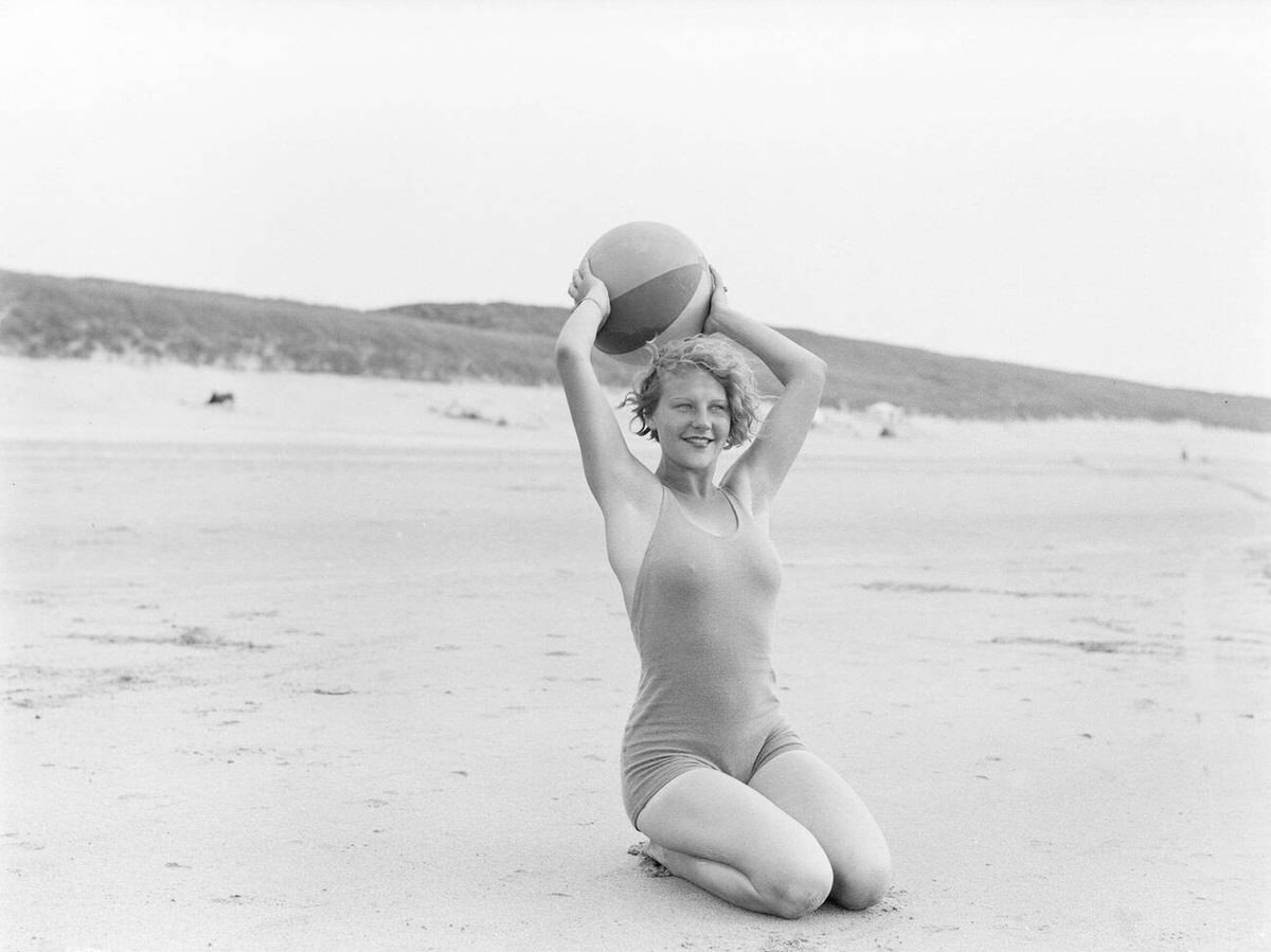 Model Eva Waldschmidt on the beach at Zandvoort, 1932