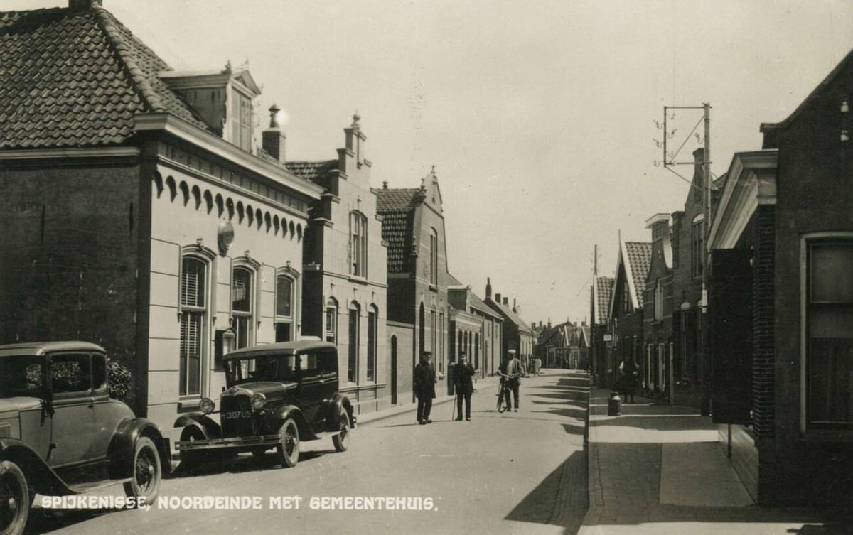 Old town hall and cars on Noordeinde in Spijkenisse, 1930