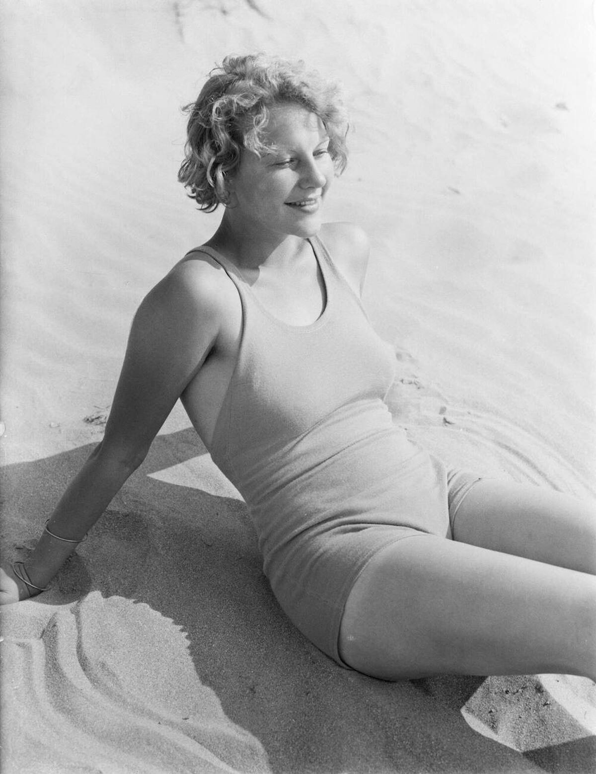 Model Eva Waldschmidt on the beach at Zandvoort, 1932