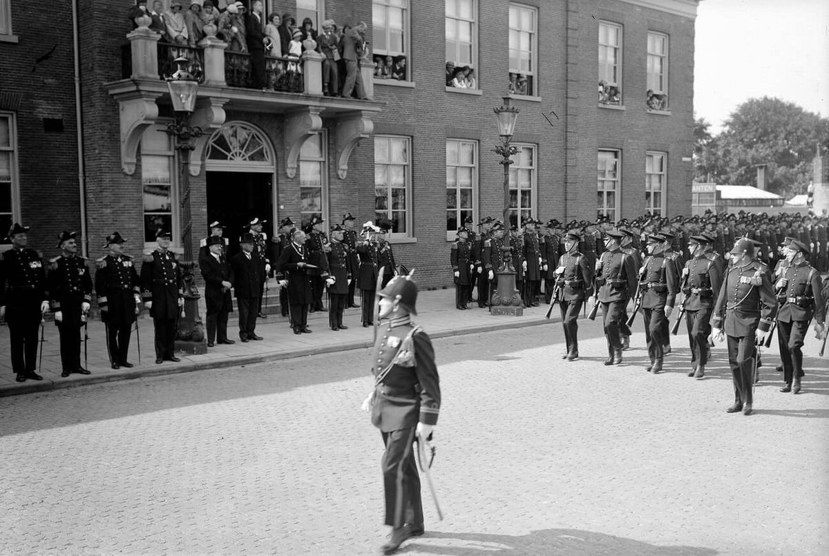 Town hall facade with Mayor W. Driessen and a guard of honor for a military parade, 1931