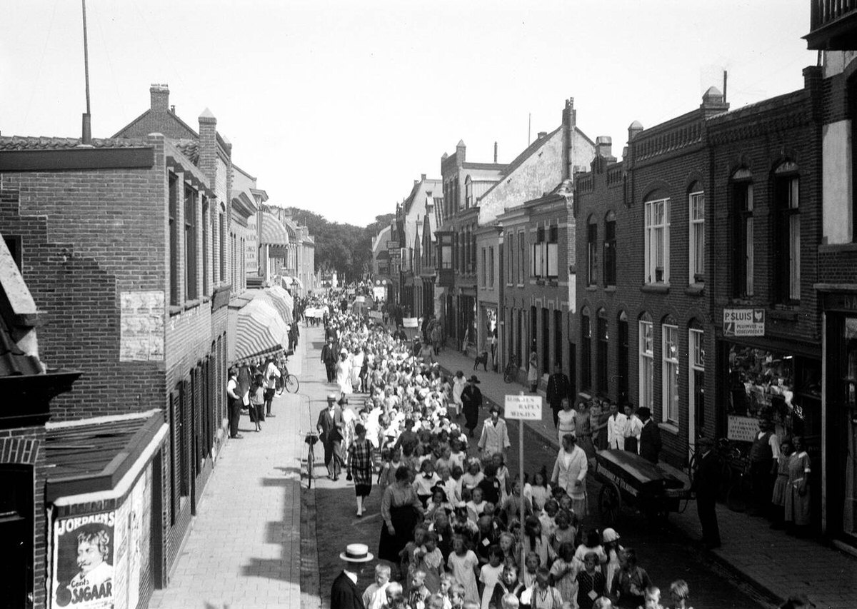 Procession with school children in Den Helder, 1930