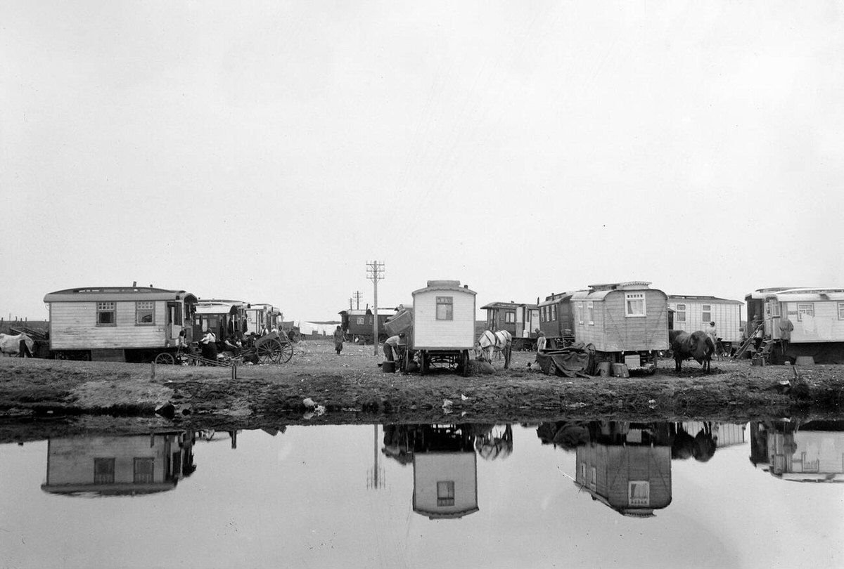 Caravan camp on the Noord-Hollands Kanaal with residents and horses, 1930