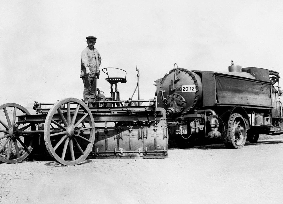 Snowplow mounted behind a tanker in Den Helder, 1930