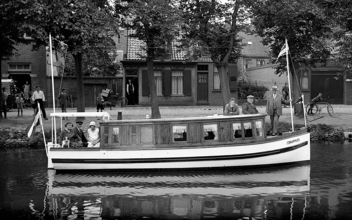 Salon boat Cosmopoliet sailing through the Achtergracht in Den Helder, 1930