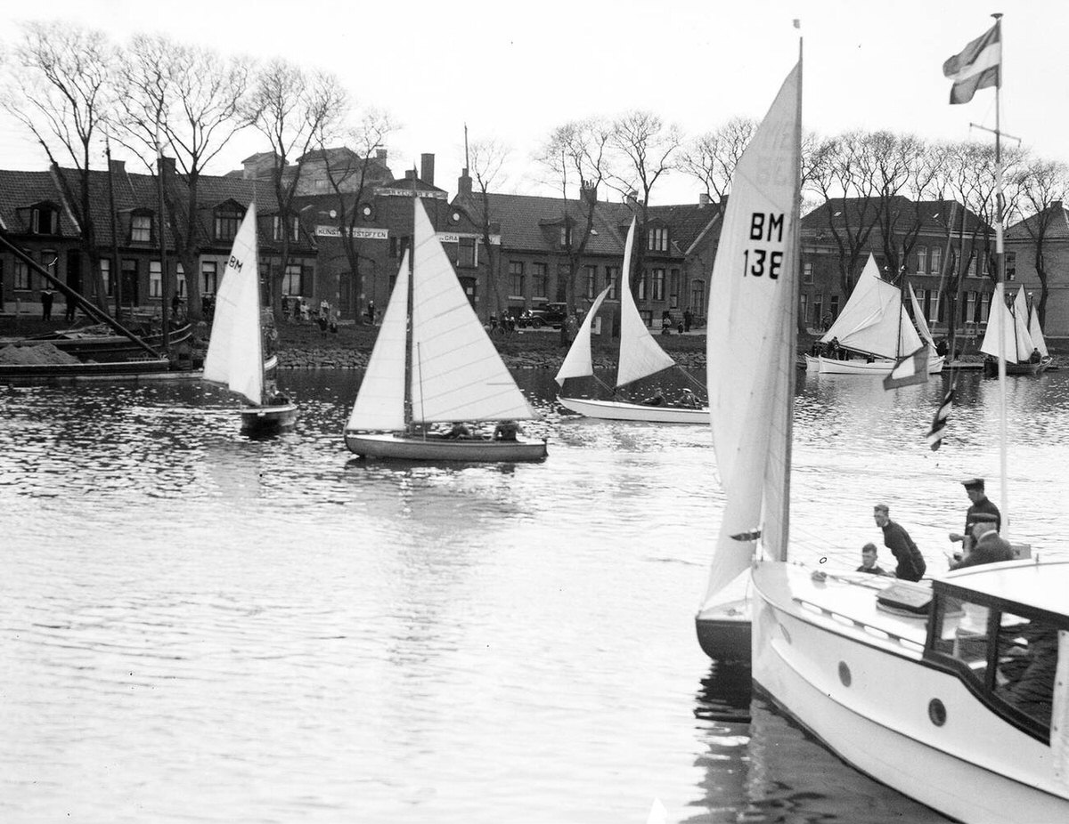 Sailing yachts passing the marina of the Helder Willemsoord Nieuwediep watersports club, 1930