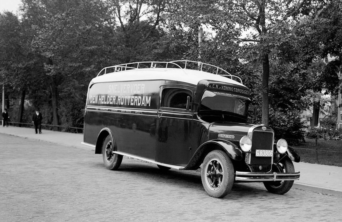 New truck from the firm C.N. van Koningsbruggen Pz for fast transport between Den Helder and Rotterdam, 1932