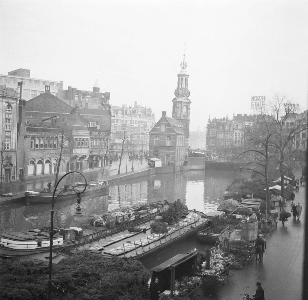 Ships on the Singel with the Munttoren in the background, 1932