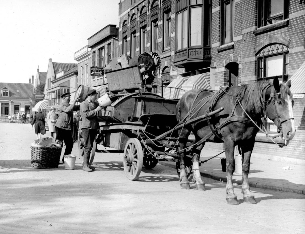 Municipal cleaning service collecting refuse with a horse and wagon in Den Helder, 1933