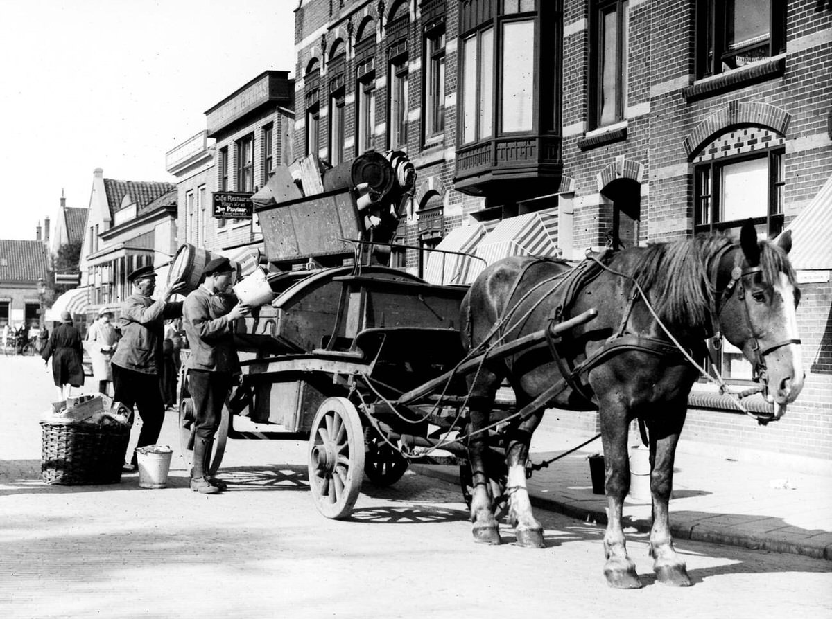 Municipal cleaning service collecting refuse with a horse and wagon in Den Helder, 1933