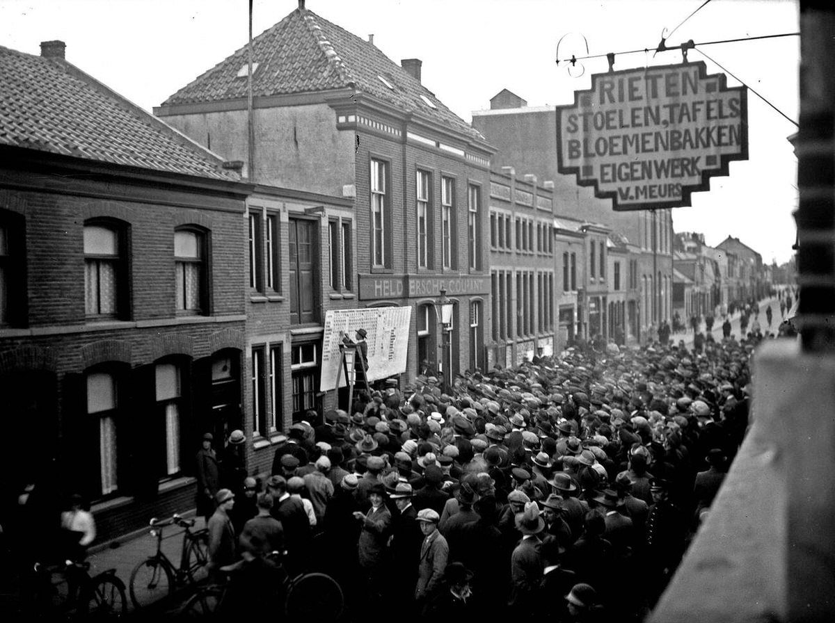 Crowd gathered at the Heldersche Courant office to view election results, 1933