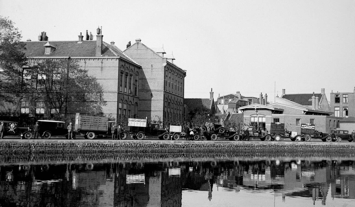 Chevrolet advertising parade organized by Garage Nelis on the Molengracht, 1935